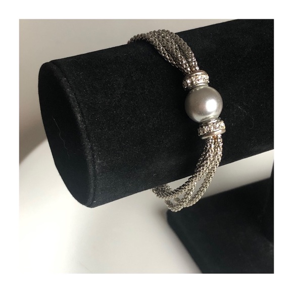 PREMIER DESIGNS Gun Metal Tone Multilayered Chain Link Bracelet with Faux Pearl - Picture 10 of 10